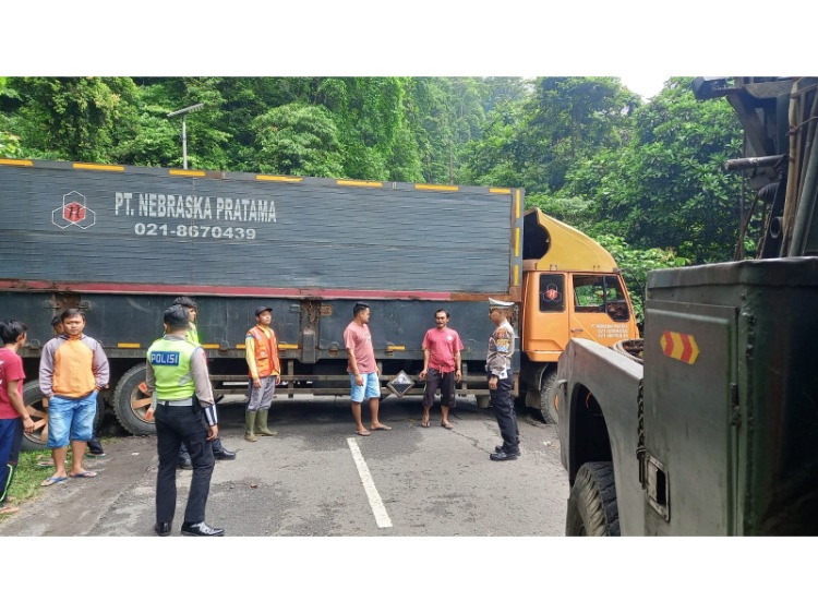 Ikuti Google Maps, Truk Kontainer Masuk Jalan Ekstrem - Sukabuminow.com